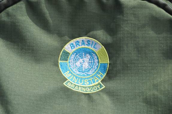 Brasão do batalhão de engenharia brasileira no MINUSTAH, as forças de paz da ONU no país (perto de Cabaret, antiga Duvalierville, no litoral central do Haiti)